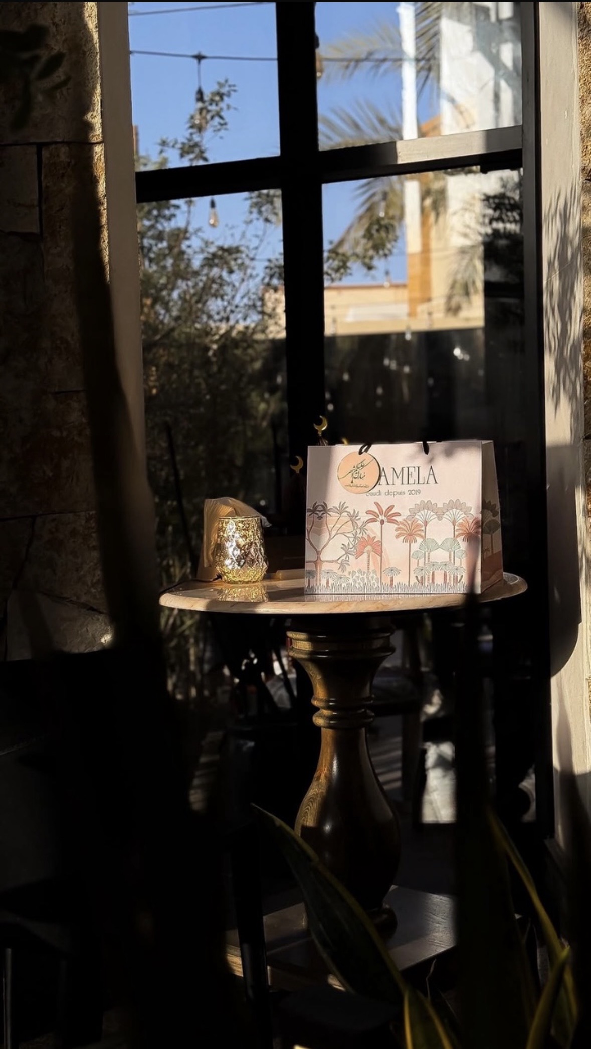 كيس ورقي مطبوع بهوية العلامة